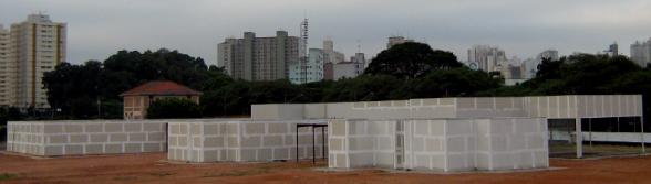 Associação Brasileira de Fabricantes de Chapa de Drywall, a concepção básica do sistema de paredes é de uma estrutura leve em perfis de chapas de aço galvanizado, constituída basicamente por guias e