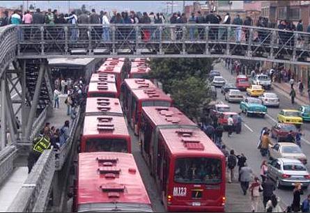 ÔNIBUS... Metade da frota do Brasil está com idade superior à permitida pela legislação padrão: 7 anos de fabricação. Ônibus são a pior solução para transporte público.