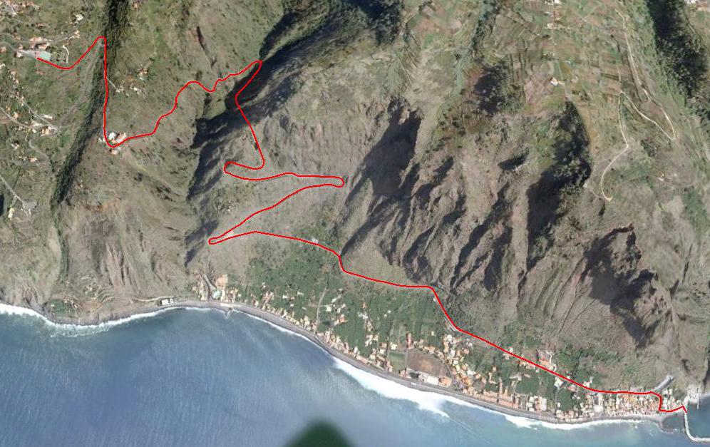 correm pela direita em direção ao segundo pontão onde se situa o 2º retorno, em seguida correm no jardim contornando-o e regressando novamente á zona da restauração onde se encontra o 3º retorno