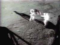Com essa célebre frase, o astronauta Neil Armstrong registrou o momento em que pisava o solo da Lua, em companhia