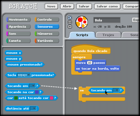 O script da bola é iniciado quando a bola é clicada com o mouse. Ela sempre irá se mover e se tocar na borda (qualquer borda do palco) ela volta na direção contrária.