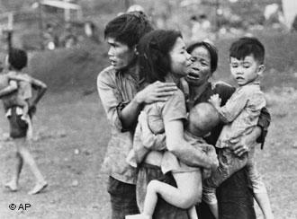 1954: Conferência de Genebra Divide o Vietnã: Norte (socialista) e Sul (Capitalista) Prevê eleições para 1956.