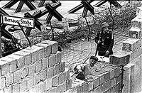 -Muro de Berlim 1945: Alemanha dividia em 4 áreas de influência 1948: Stalin decreta o bloqueio total a Berlim Ocidental (capitalista)