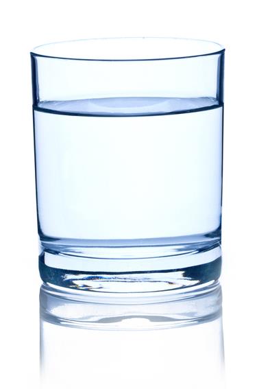 Os valores de referência para a ingestão de água incluem valores de ingestão diária de líquidos derivada directamente do consumo de água