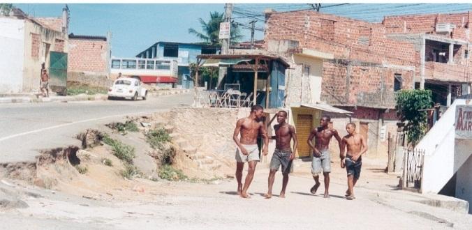 SALVADOR: DUAS CIDADES SALVADOR A SALVADOR B SUBÚRBIO FERROVIÁRIO, limitado pela Br-324 e orla da baía de Todos os Santos, constitui-se numa das áreas mais carentes e problemáticas da cidade, marcada