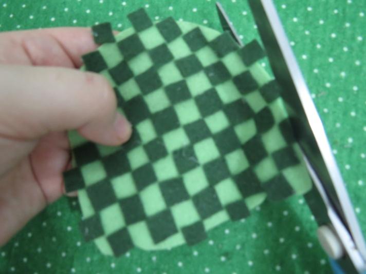 Para o xadrez do chapéu, faça pequenos quadradinhos de feltro verde lodo e vá montando o xadrez como na foto
