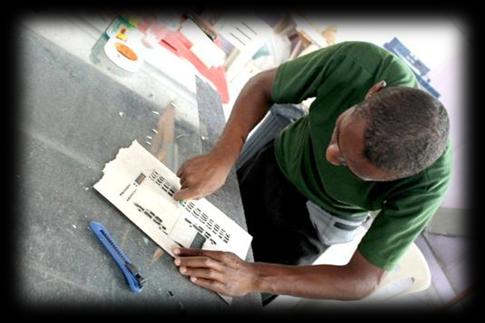 ATIVIDADES DE GERAÇÃO DE RENDA OFICINA DE MOSAICO É uma arte decorativa que utiliza pequenos fragmentos de cerâmica, vidro, mármore ou qualquer outro material, em forma de pastilhas para elaboração