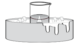 solução de água do mar e gelo (água doce) é contida em um béquer de vidro, sobre uma bacia com gelo, de modo que as temperaturas do béquer e da solução mantenham-se constantes a 0 ºC.