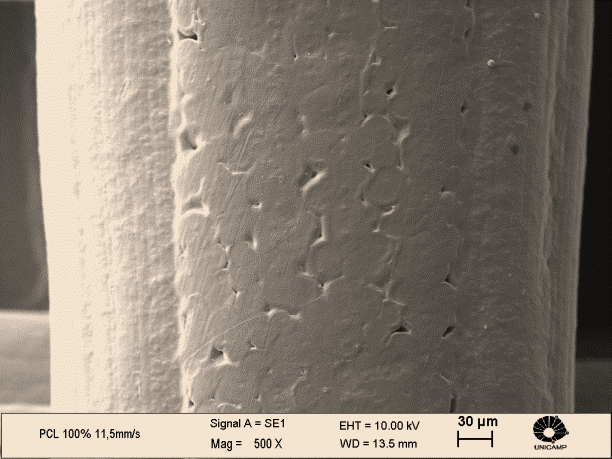 é observada uma morfologia bem sucedida, achatamento nos pontos de adesão entre camadas e microporos na superfície.