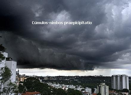 Precipitação Tipos de Precipitação 1. Convectiva: resulta quando uma massa de ar instável rapidamente se eleva na atmosfera a partir de uma área que se aqueceu.