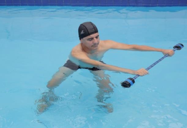 1/13 Manual de alongamentos e exercícios aquáticos na SPP- IGN 1. Exercícios para membros superiores: Com um flutuador, abaixar e subir os dois braços simultaneamente.