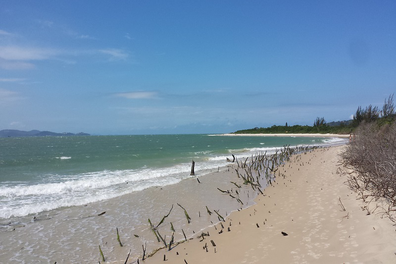 Roteiro Norte da Ilha 01 dia Nada de badalação, o Norte aqui é de praias preservadas, patrimônios tombados, artesanato e águas quentes para tomar banho.