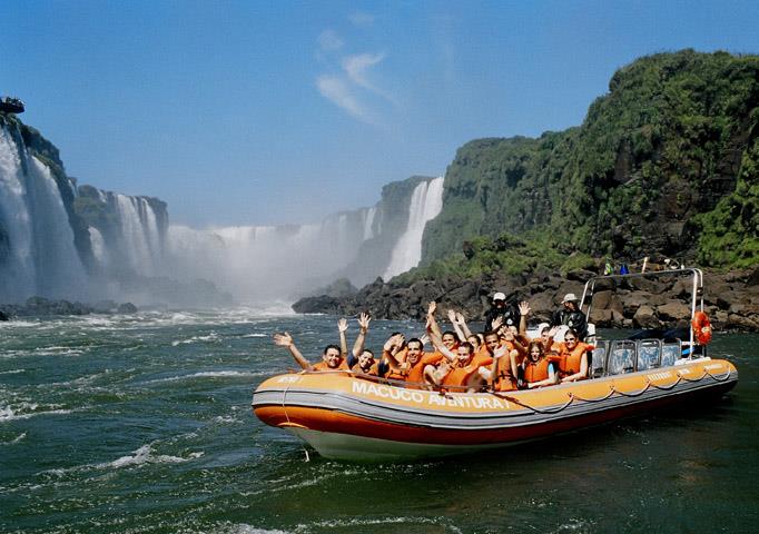 MACUCO SAFARI Passeio de barco no Rio Iguaçu O Macuco Safari é uma incrível aventura náutica nas corredeiras do rio Iguaçu até chegar próximo às Cataratas, proporcionando uma das mais magníficas