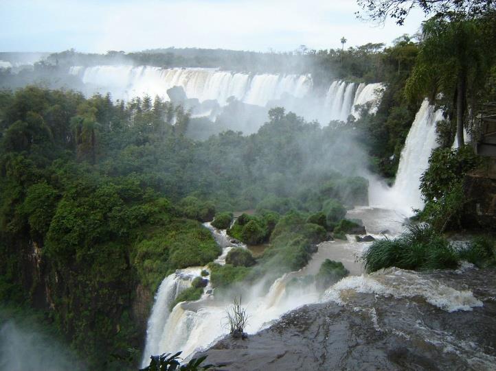 CATARATAS ARGENTINA Argentina Puerto Iguazú Localizadas no Parque Nacional de Iguazú, ao nordeste da Argentina, na cidade de Puerto Iguazú, fronteira com o Brasil (Foz do Iguaçu), as Cataratas são