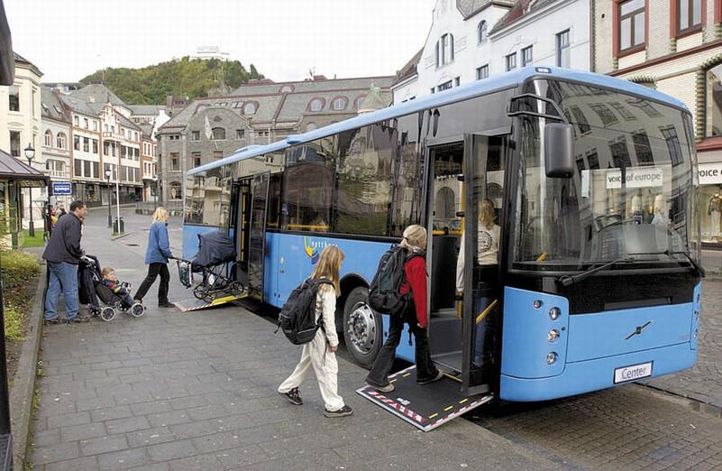 Acima: ônibus com piso baixo e rampa de acesso na