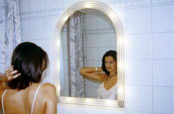 Desembaceador dos Espelhos Nas casas-de-banho é normal os espelhos embacearem sempre que se enche a banheira com água quente ou se ducha. Um aquecimento do espelho evita esta sitaução.