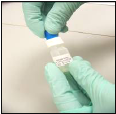 Procedimento para a realização do teste Recolocar o dosador no frasco de eluição certificando de que tanto o dosador quanto a tampa azul estão bem fechados e agite levemente por 10