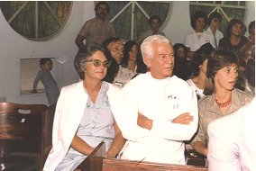 Comemorando o seu aniversário, junto com a sua esposa Raquel Egg, na capela do HUEC, em 1984. A B S T R A C T The author writes a description in Dr.