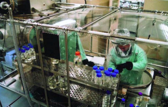 Boas Práticas de Fabricação de Medicamentos Figura 11 Isolador em instalações da Pfizer Fonte: (MARCHETTI, [2009]) A RDC 17/2010 indica o uso da tecnologia de isoladores para promover a diminuição do