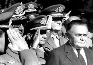 1964: Início do Regime de Ditadura Militar GOVERNO CASTELO BRANCO 1964-1967 Palavra-Chave: SEGURANÇA NACIONAL Essa Doutrina, a da Segurança Nacional, tinha a intenção de desenvolver o país,