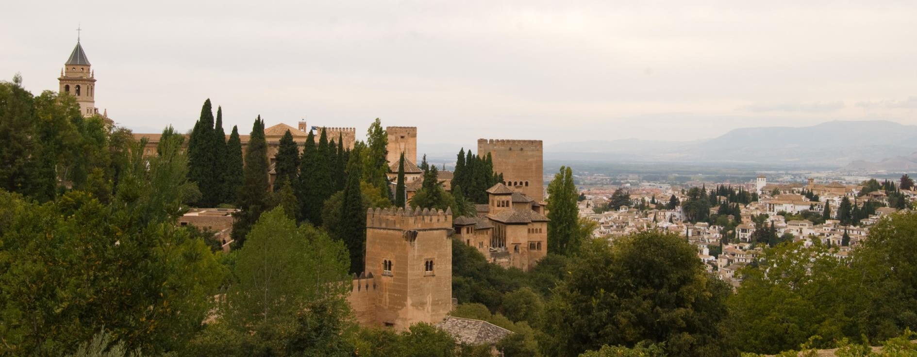 Granada Provavelmente em nenhuma outra cidade espanhola a presença moura é tão fortemente sentida como em Granada.