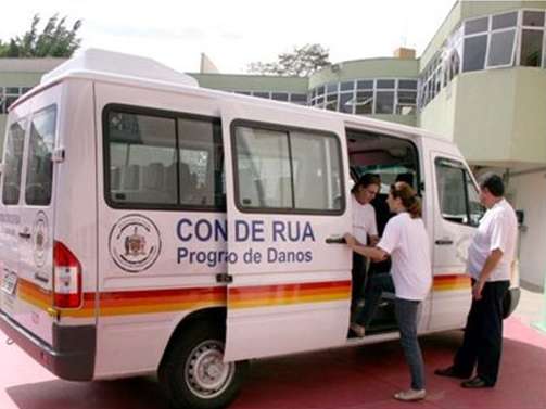 Consultório na Rua 308 Consultórios na Rua com equipes de profissionais de saúde ( meta até 2014) Atendimento de 1,1 milhão de pessoas por ano, com foco na população