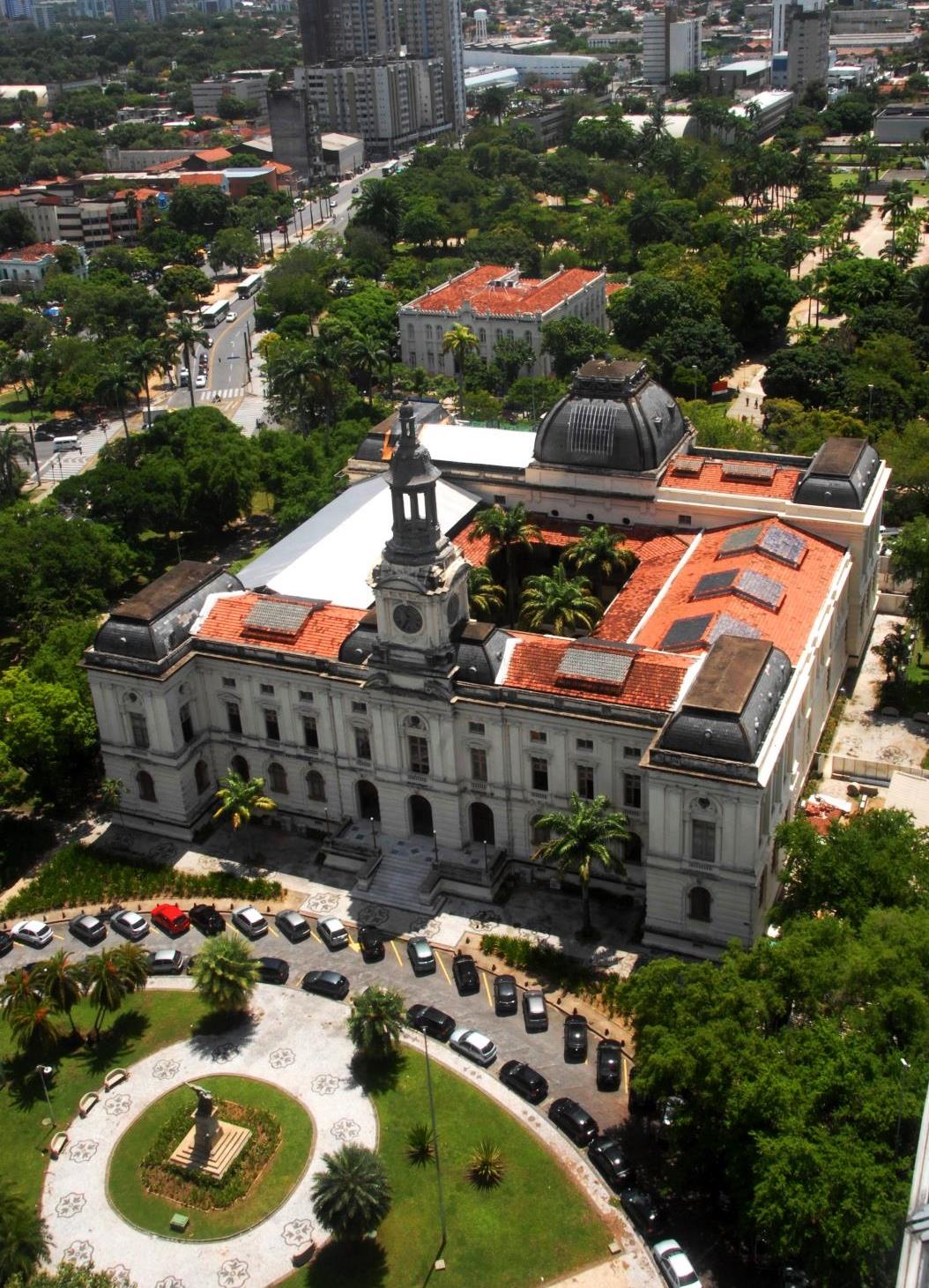 Foto: ASCOM / Passarinho Tradição e inovação se unem para formar uma das mais importantes universidades públicas da América Latina, com quase 200 anos de história A UFPE Localizada no nordeste do