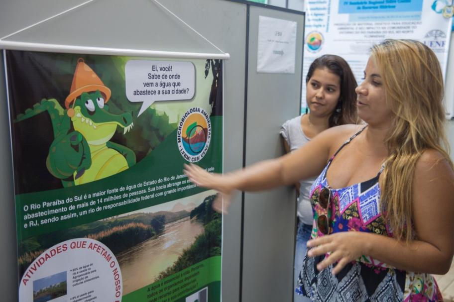 As universitárias explicam que durante a pesquisa foram feitos testes com bactérias isoladas de plantas aquáticas. Os resultados revelam que elas proporcionam mais benefícios do que malefícios.