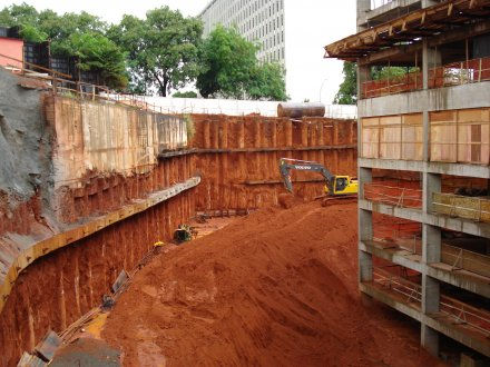 4.1.2.4.6 Estacas Barretes Na ocorrência de cargas elevadas em obras de vulto, o tipo de estaqueamento que também pode ser utilizado é o de estacas tipo barrete, que são estacas de secção retangular