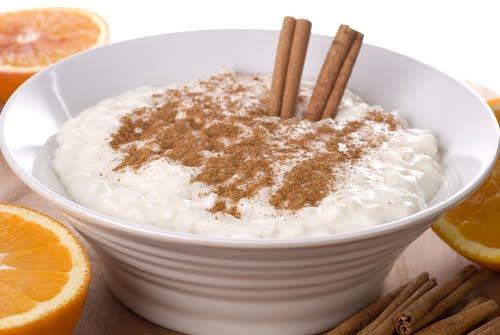 ARROZ DE LEITE (ARROZ DOCE) 1 xícara de arroz branco 1 litro de leite 1 lata de leite condensado 1 gema Açucar a gosto Canela Modo de preparo: 1. Cozinhe o arroz com uma xícara de água. 2.