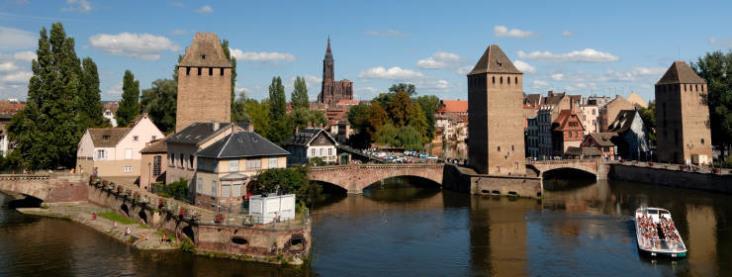 Estrasburgo Estrasburgo é uma metrópole tranquila, com todo o ar de capital de província, que se agita, todavia, uma vez por mês, na semana em que o Parlamento Europeu se reúne.