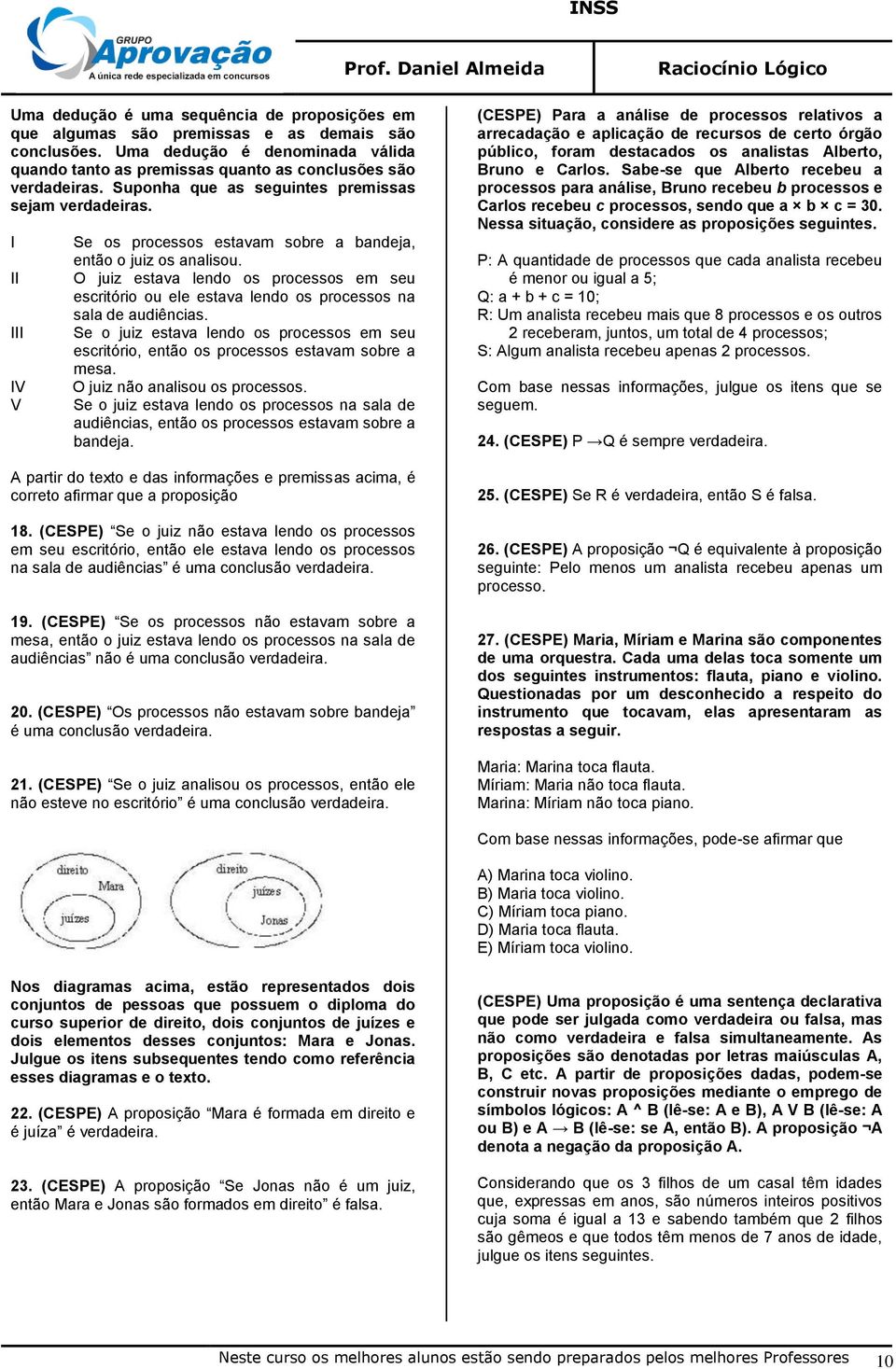 O juiz estava lendo os processos em seu escritório ou ele estava lendo os processos na sala de audiências.