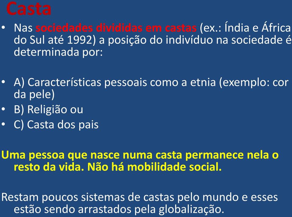 Características pessoais como a etnia (exemplo: cor da pele) B) Religião ou C) Casta dos pais Uma