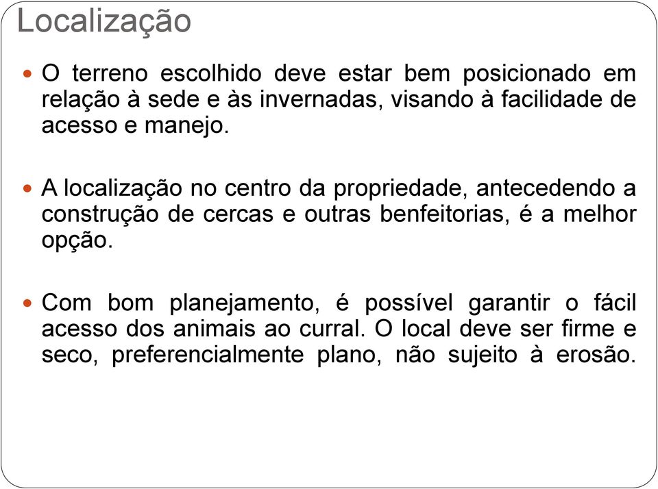 A localização no centro da propriedade, antecedendo a construção de cercas e outras benfeitorias, é a