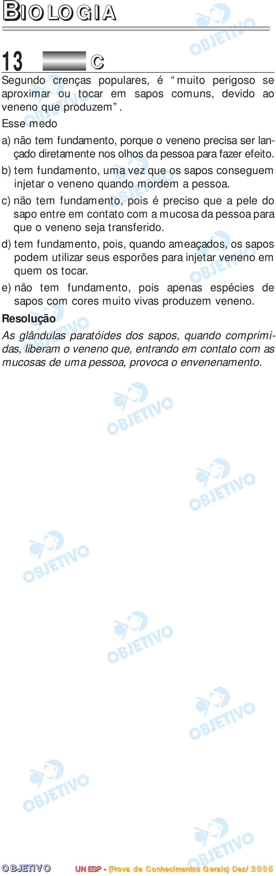 b) tem fundamento, uma vez que os sapos conseguem injetar o veneno quando mordem a pessoa.