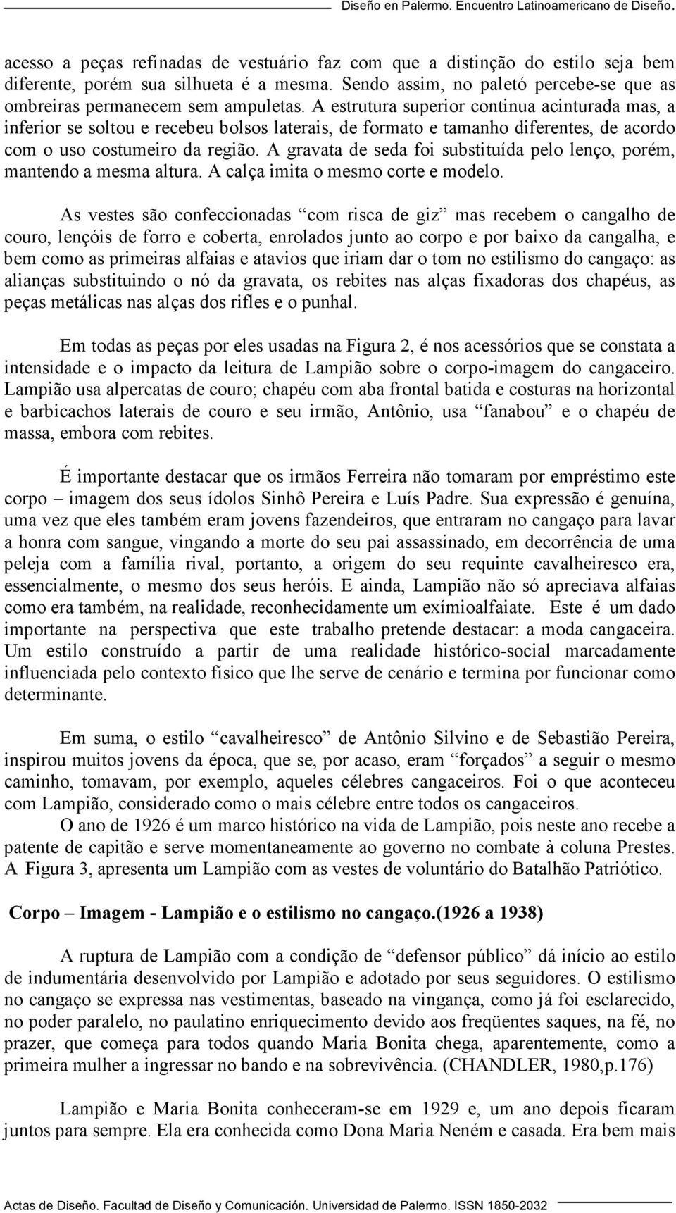 A gravata de seda foi substituída pelo lenço, porém, mantendo a mesma altura. A calça imita o mesmo corte e modelo.