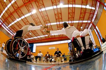 Capítulo 2 Esgrima em cadeira de rodas NOS JOGOS PARALÍMPICOS 1953 Um dos primeiros esportes presentes no programa Paralímpico, a