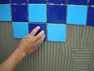 Revestimentos Não Argamassados Azulejos: São placas de louça cerâmica, porosas, vidradas em uma das faces, com espessura média de 5,4 mm, fabricadas em diversas cores e texturas.