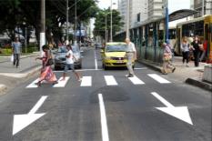 Padrões de Cores: Amarela Branca Vermelha Padrões de Cores: Amarelo Utilizada para: Separar fluxos opostos; Regulamentar ultrapassagem; Delimitar espaços proibidos para estacionar ou