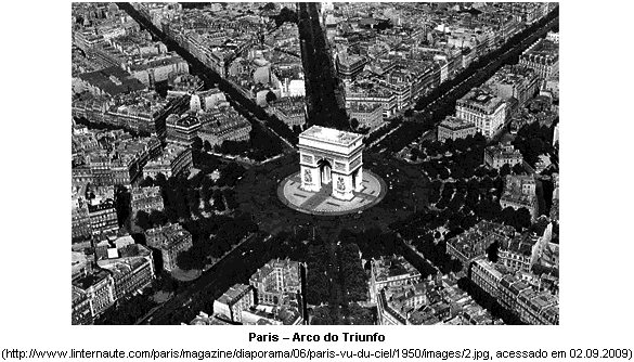 O Arco do Triunfo foi iniciado por ordem de Napoleão Bonaparte em 1806, e a Paris dos boulevares (das avenidas) surgiu a partir da reforma urbana implantada pelo barão Haussmann, prefeito de Paris