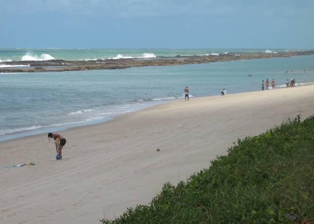 Recifes de arenito formações resultantes da consolidação de antigas praias por cimentação dos grãos de quartzo. Ocorrem, geralmente, próximo à costa.