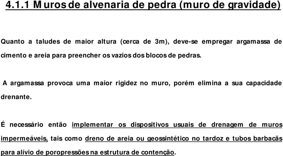 A argamassa provoca uma maior rigidez no muro, porém elimina a sua capacidade drenante.