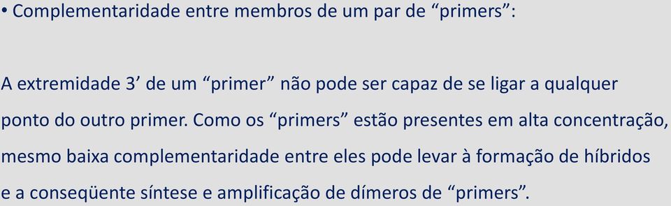 Como os primers estão presentes em alta concentração, mesmo baixa complementaridade