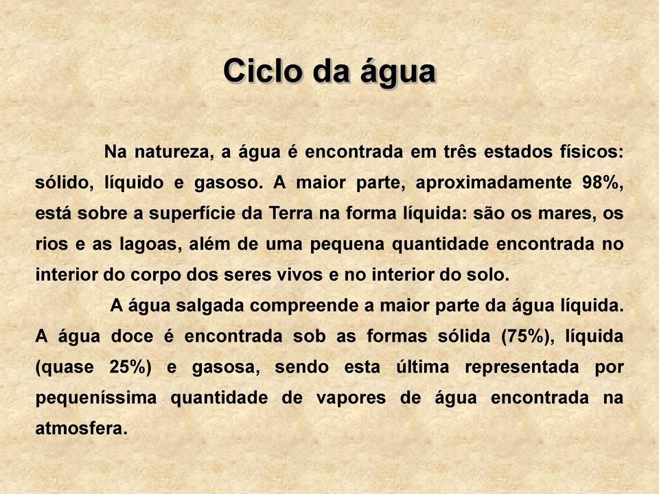 pequena quantidade encontrada no interior do corpo dos seres vivos e no interior do solo.