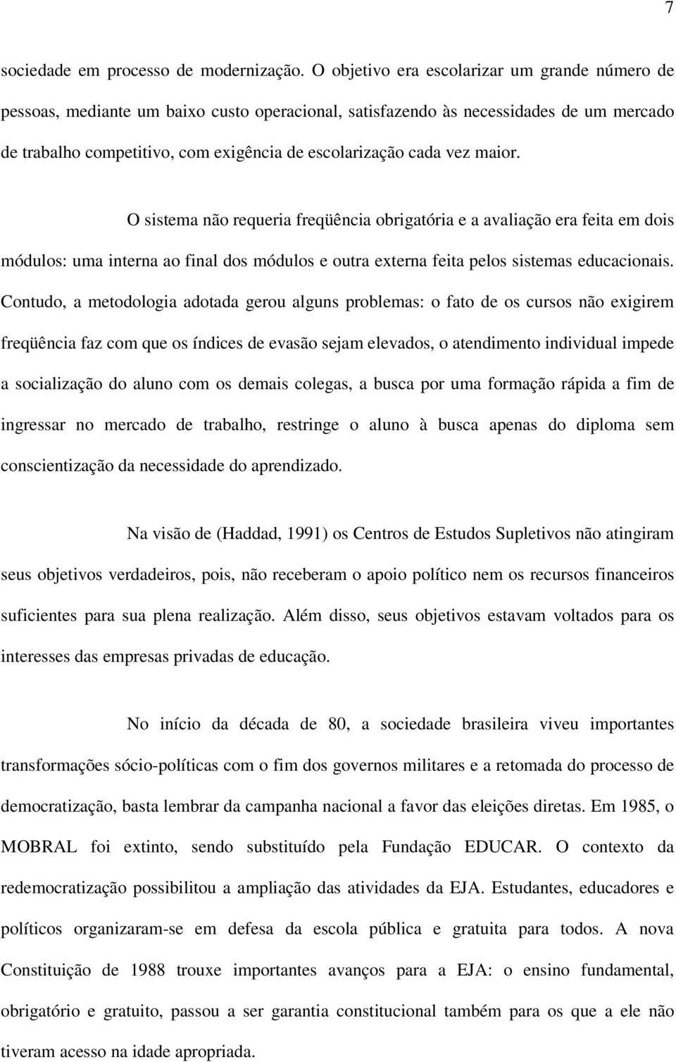 vez maior. O sistema não requeria freqüência obrigatória e a avaliação era feita em dois módulos: uma interna ao final dos módulos e outra externa feita pelos sistemas educacionais.