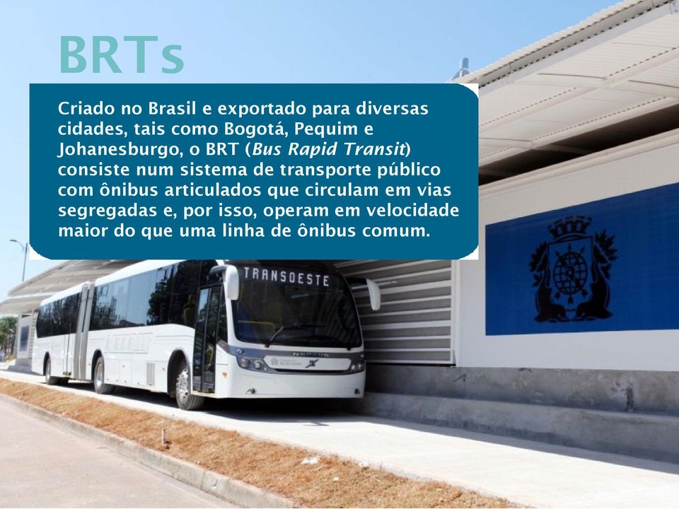 sistema de transporte público com ônibus articulados que circulam em vias