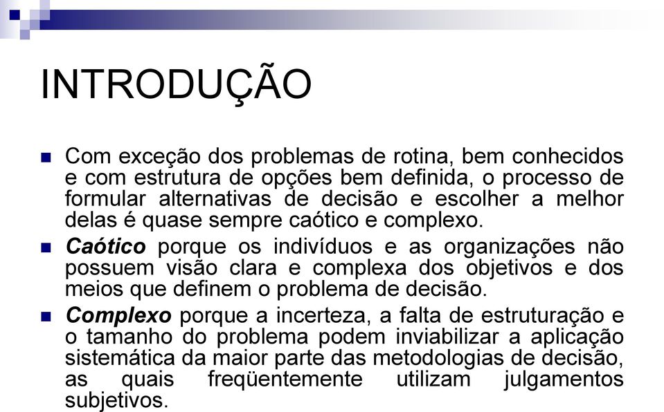 Caótico porque os indivíduos e as organizações não possuem visão clara e complexa dos objetivos e dos meios que definem o problema de decisão.