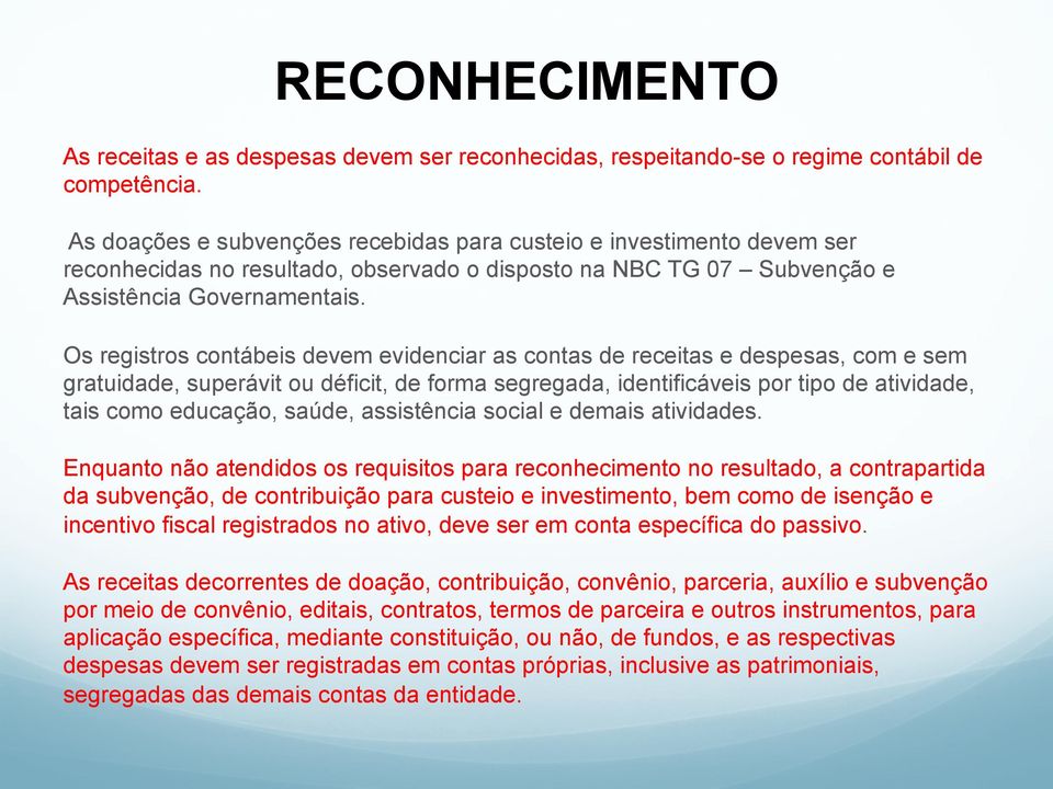 Os registros contábeis devem evidenciar as contas de receitas e despesas, com e sem gratuidade, superávit ou déficit, de forma segregada, identificáveis por tipo de atividade, tais como educação,