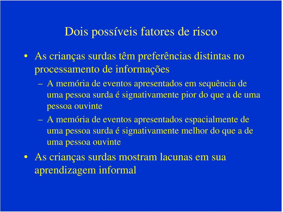 que a de uma pessoa ouvinte A memória de eventos apresentados espacialmente de uma pessoa surda é