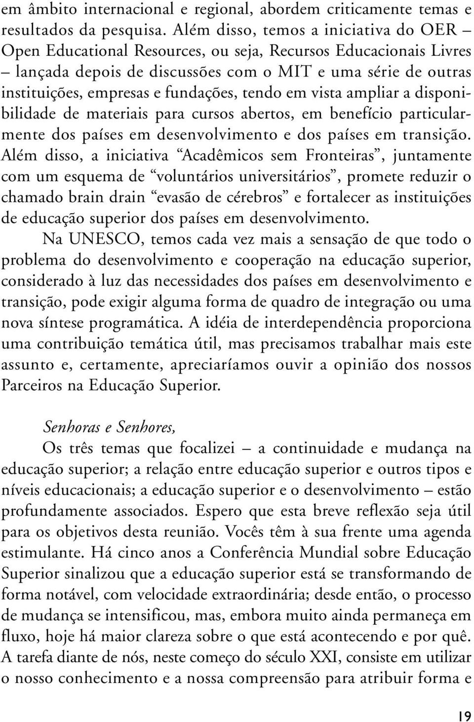 fundações, tendo em vista ampliar a disponibilidade de materiais para cursos abertos, em benefício particularmente dos países em desenvolvimento e dos países em transição.